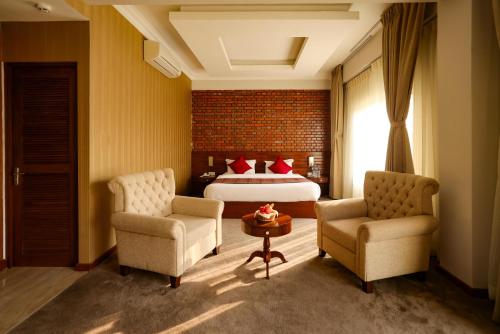 加德满都Hotel Dolmaling的酒店客房,配有一张床和两把椅子