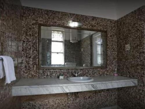 新德里Kastle Guest House的一间带水槽和镜子的浴室