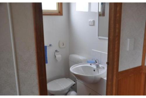 弗林德斯彻斯Discovery Parks - Kangaroo Island的浴室配有白色卫生间和盥洗盆。