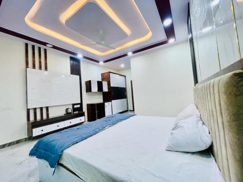 海得拉巴MPN RESORTS AND HOTELS PRIVATE LIMITED的一间卧室配有一张大屏幕大床
