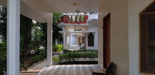 克久拉霍The Baagh Jungle Resort的带阳台的白色房屋入口