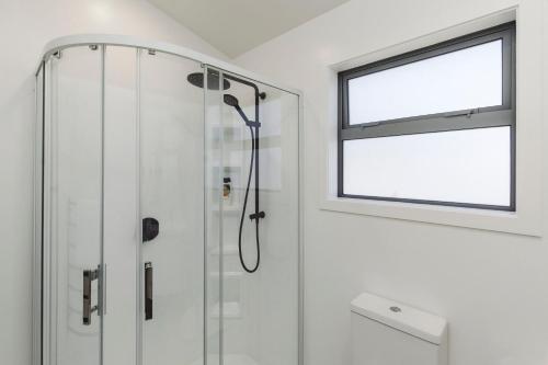 新普利茅斯Lovely on Lismore的带淋浴的浴室和窗户。