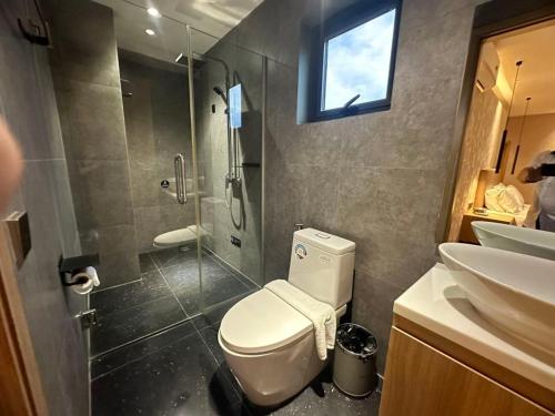 金边SF HOTEL Penthouse Residences的浴室配有卫生间、淋浴和盥洗盆。