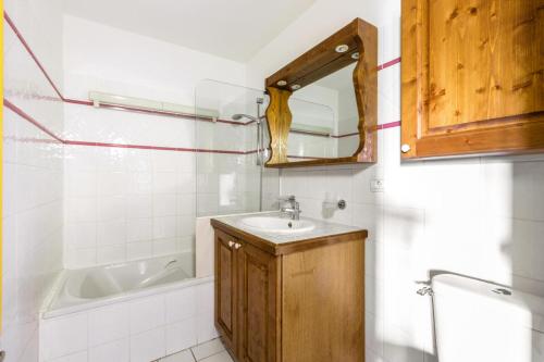 艾姆拉普拉涅Résidence Les Hauts Bois - maeva Home - Appartement 4 pièces 8 personnes Se 06的浴室配有盥洗盆、镜子和浴缸