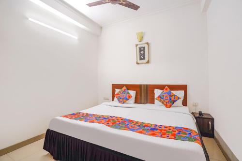 阿格拉FabHotel Sai Residency的一间卧室,卧室内配有一张大床