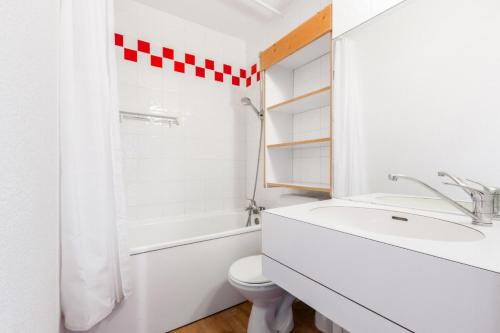 瓦尔莫雷尔Les Résidences de Valmorel - maeva Home - Appartement 2 pièces 4 personnes 02的白色的浴室设有水槽和卫生间。