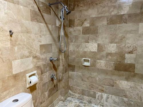 马尼拉市中市白骑士酒店的带淋浴和卫生间的浴室