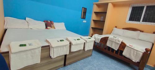 蒂鲁瓦纳马莱Pushpa Mahal A/C & Pushpa Residency的一间卧室配有两张带毛巾的床
