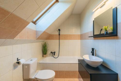 NőtincsFeel Good House的浴室配有卫生间、盥洗盆和浴缸。
