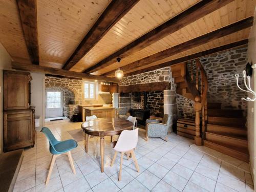 Gîte de France Gîte des veyssières 3 épis - Gîte de France 4 personnes 654的一间带桌椅的用餐室