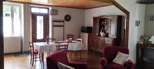 AltillacGîte de France Les embruns 3 épis - Gîte de France 6 personnes 284的一间带桌椅的用餐室