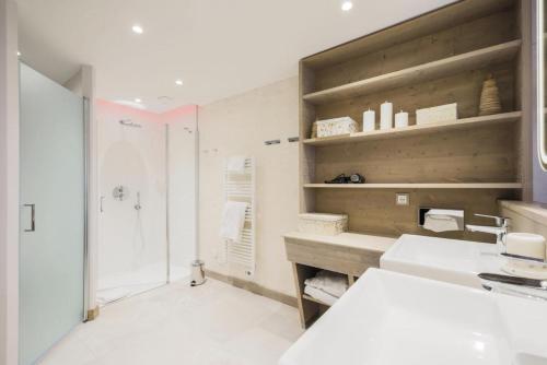 莱斯奥琉斯Résidence Premium L'Hévana - maeva Home - Appartement 3 pièces 6 personnes 50的一间带水槽和淋浴的浴室