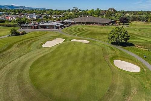 基督城Christchurch Airport Stop的绿色高尔夫球场的顶部景观,带两个推杆