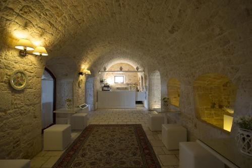 卡斯特拉纳格罗泰Relais Masseria Serritella的大房间设有石墙,提供Aasteryasteryasteryasteryasteryasteryasteryasteryasteryasteryastery