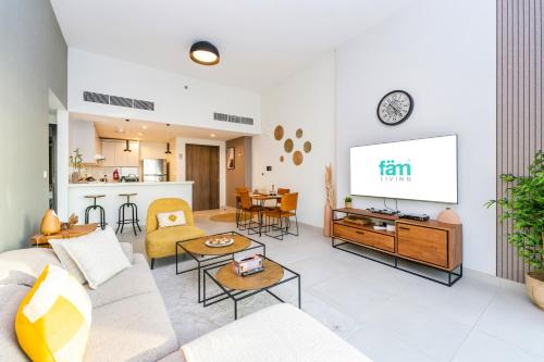 迪拜FAM Living - Cozy 1 Bedroom Home near the Iconic Dubai Frame的带沙发和电视的客厅