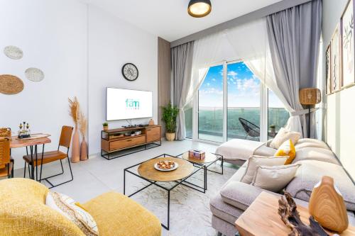 迪拜FAM Living - Cozy 1 Bedroom Home near the Iconic Dubai Frame的带沙发和电视的客厅