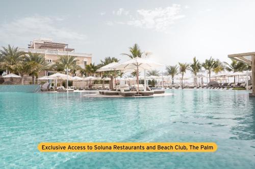 迪拜Citadines Metro Central Hotel Apartments的 ⁇ 染度假村的游泳池