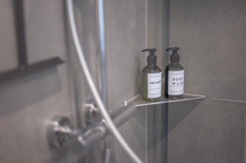 科布伦茨Koblenz' Größte, 5 SZ, HBF, ideal für Gruppen & Firmen的两瓶肥皂坐在淋浴架上