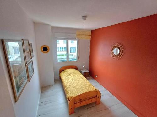 拉内斯泰尔Le Halpert House- Yourhosthelper conciergerie的一间卧室设有一张床和红色的墙壁