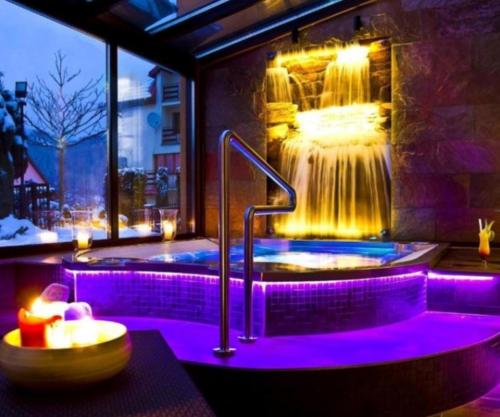 库多瓦-兹德鲁伊Apartament Roku 2024' - JELEŃ & NATURA的一个带瀑布的客房内的按摩浴缸