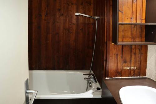 莱索尔Résidence Le Belvedere - Studio pour 5 Personnes 654的带浴缸和盥洗盆的浴室