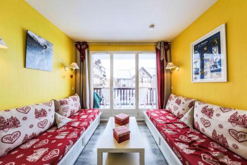 Le DésertRésidence Le Thabor - maeva Home - Appartement 2 Pièces 5 Personnes - Confo 73的客厅设有红色的沙发和窗户。