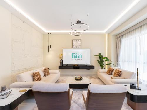 迪拜FAM Living - Stunning 2 Bedroom Home In JBR的带沙发和电视的客厅