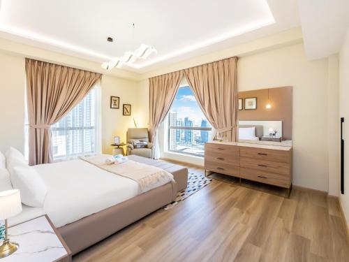 迪拜FAM Living - Stunning 2 Bedroom Home In JBR的一间卧室设有一张大床和一个大窗户