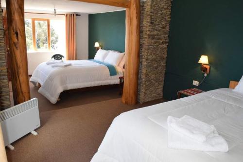 Comunidad YumaniHostal Quilla Wasi Isla del Sol的酒店客房设有两张床和窗户。