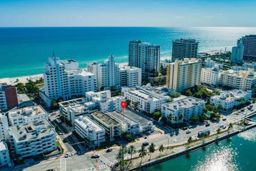 迈阿密海滩Travelers Hideout Located 1 block from the beach的城市的空中景观,建筑和海洋