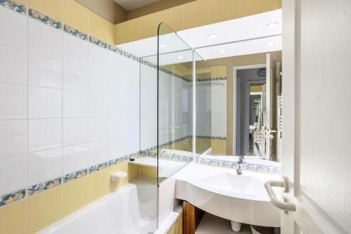 阿沃里亚兹Résidence Quartier Falaise - maeva Home - Appartement 2 Pièces 6 Personnes 524的一间带水槽、浴缸和镜子的浴室