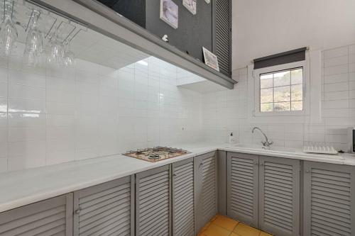卡达克斯El paraíso de Cadaqués IMMO365的白色的厨房配有柜台和水槽