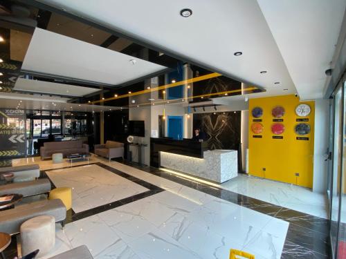 伊斯坦布尔Center Inn Hotel Maltepe İstanbul的餐厅大厅,有黄色的墙壁