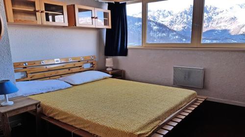 Les PrésRésidence Cortina 2 - Appartements pour 6 Personnes 884的山景卧室 - 带1张床