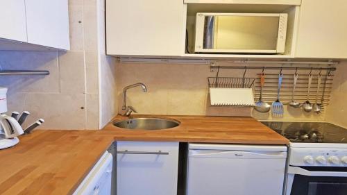 Les PrésRésidence Cortina 2 - Appartements pour 6 Personnes 884的厨房配有水槽和微波炉