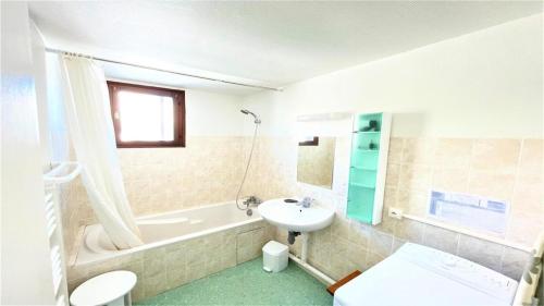 皮伊圣万桑Résidence Les Soldanelles - Appartements pour 6 Personnes 134的一间带水槽、浴缸和卫生间的浴室