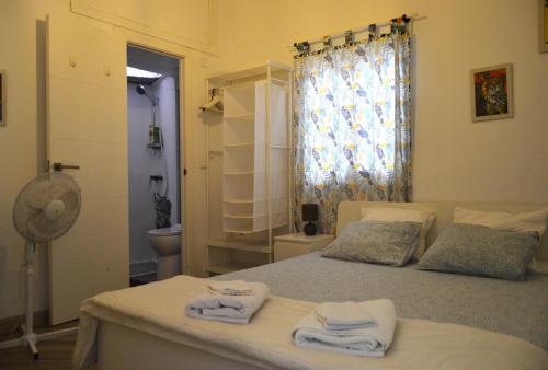 圣克鲁斯-德拉帕尔马Room with Private Bathroom - Vivienda Vacacional Out of Blue的一间卧室配有带毛巾的床