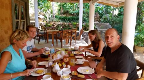贝里胡罗亚兰达度假酒店的一群坐在桌子旁吃食物的人