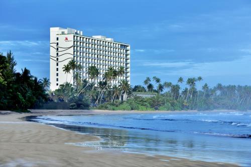 韦利格默Weligama Bay Marriott Resort & Spa的海滩上可欣赏到酒店景色
