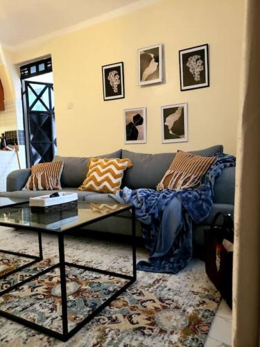Cozy apartment-Java Blue Embu的休息区