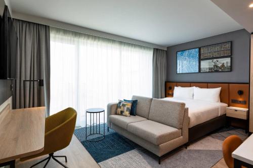 迭戈姆Residence Inn by Marriott Brussels Airport的酒店客房,配有床和沙发