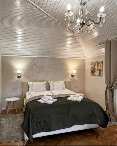 SentaLa Casa Tamaris的一间卧室配有一张带吊灯的大床