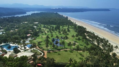 卡乌罗西姆The St. Regis Goa Resort的享有度假胜地和海滩的空中景致