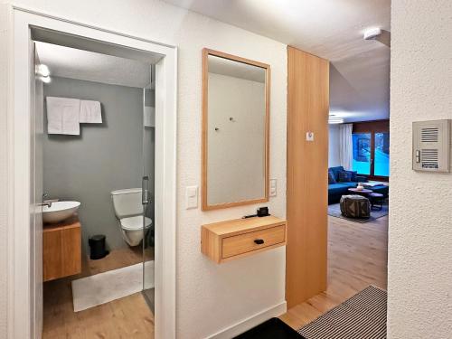 苏尔勒吉Sport, Natur, Erholung, Ski & Kite, 45m2/2P - AP66的一间带水槽和镜子的浴室