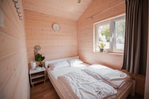 姆拉哥沃Siedlisko13的一间小卧室,配有床和窗户