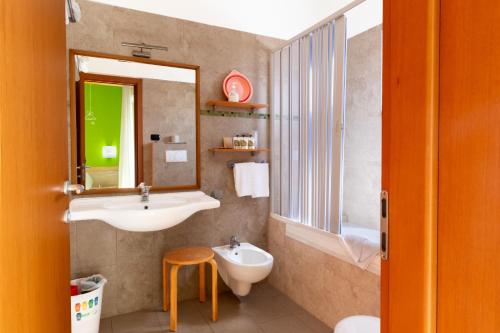 丽都玛里尼Marini Hotel B&B的一间带水槽、卫生间和镜子的浴室