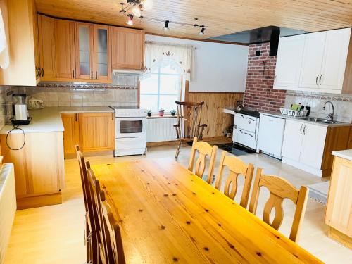 萨伦Lillstugan Sälen by的带木桌的厨房和带白色家电的厨房