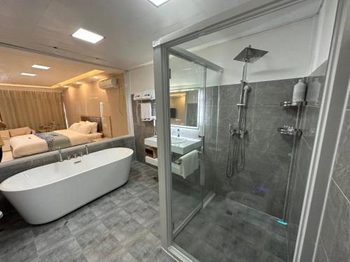 马比尼Luckytito Anilao Resort的带淋浴、浴缸和盥洗盆的浴室