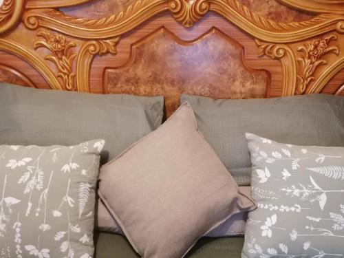 勒斯滕堡Kettle Guest Lodge Rustenburg的墙上沙发上的一大堆枕头