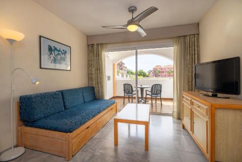 美洲海滩whala!tenerife - Formerly Marola Portosin的客厅配有蓝色的沙发和电视